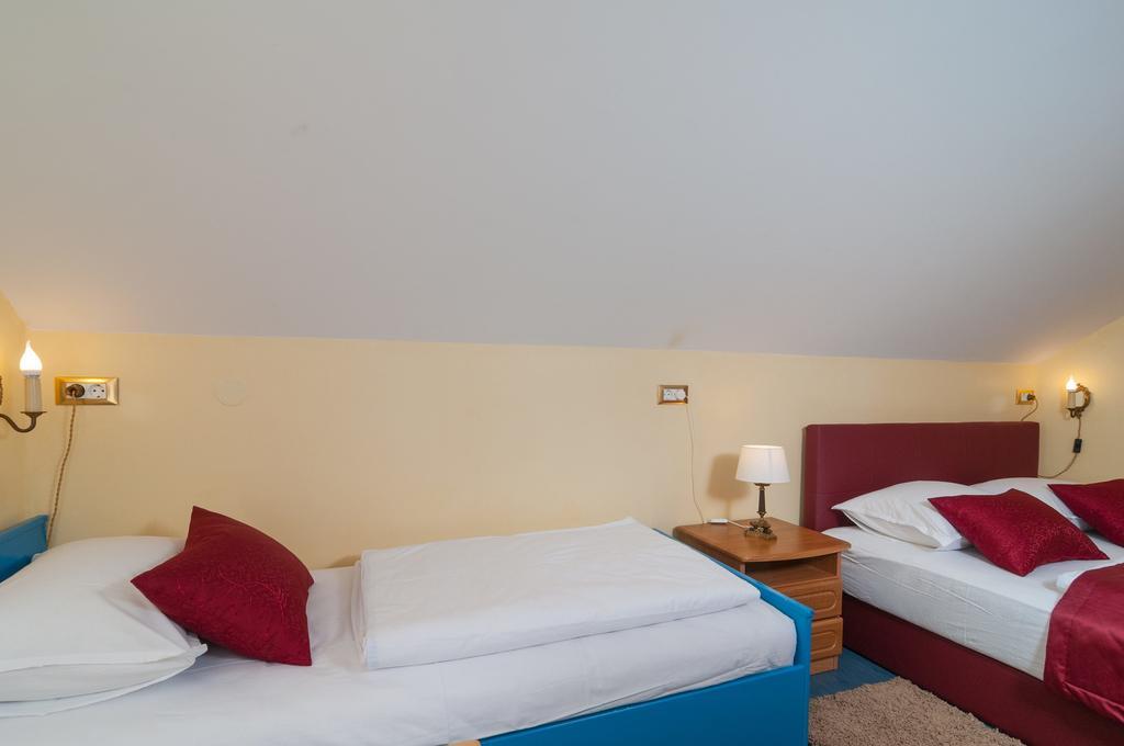 Apartments Larsen Omiš Exterior foto