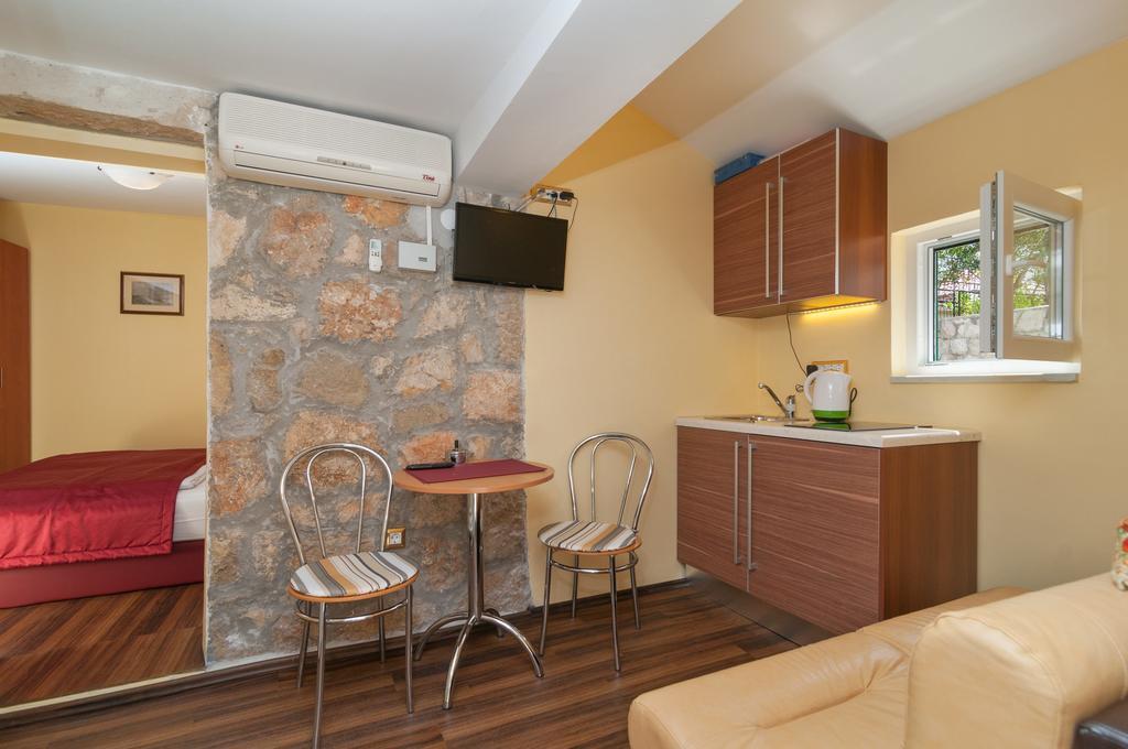 Apartments Larsen Omiš Exterior foto